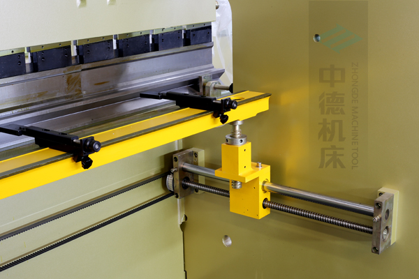 ZDP-10032高精度x軸結(jié)構(gòu),采用滾珠絲桿,精度高無游隙,淬火高強度擋指,并有倒三角鎖卡裝置不掉落.jpg ZDP-10032高精度x軸結(jié)構(gòu),采用滾珠絲桿,精度高無游隙,淬火高強度擋指,并有倒三角鎖卡裝置不掉落.jpg