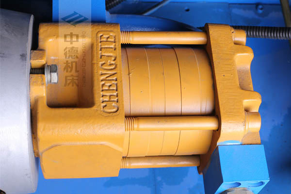 ZDPK-4015采用國內(nèi)一流品牌電機(jī)及油泵,動(dòng)力強(qiáng)勁,噪音低.jpg ZDPK-4015采用國內(nèi)一流品牌電機(jī)及油泵,動(dòng)力強(qiáng)勁,噪音低.jpg